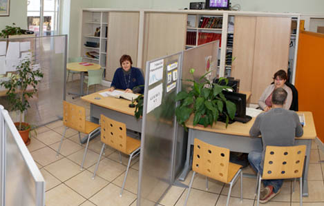 Cette photo illustre le service Etat civil de la Mairie de Marmande. On retrouve des bureaux, ainsi que des agents qui travaillent