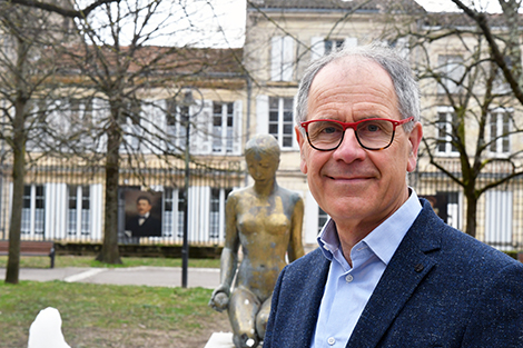 Cette photo représente Monsieur Joël HOCQUELET Maire de Marmande devant la pomme d'Amour- Place de la mairie