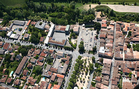 Cette photo est une photo aérienne des quartiers de Marmande. On y retrouve des rues, des bâtimesnts et de la végétation
