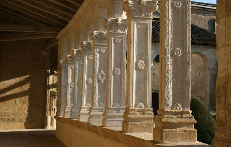 Cette photo représente les pilonnes en pierre du cloître de Marmande