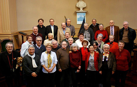 Photo de groupe représentant les membres du conseil des sages debout en ligne face à l'appareil photo