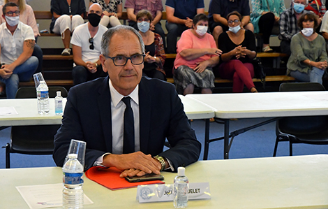 Cette photo représente Monsieur Joël HOCQUELET Maire de Marmande lors de son élection en tanqt que Maire au conseil municipal de la ville de Marmande