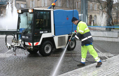 Cette photo représente le nettoyage des rues de Marmande avec des nettoyeurs haute pression