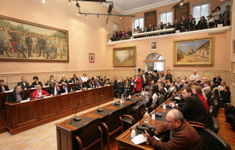 Cette photo représente la salle du conseil municipal lors d'une séance du conseil municipal