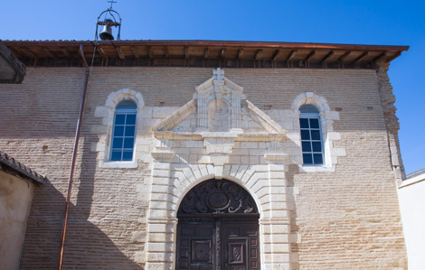 Cette photo représente la façade de la chapelle Saint Benoît. On y retrouve sa large porte ainsi que sa façade en pierre